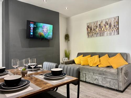 Castle House | EMERALD LIVING, 4 bedrooms, sleeps 7 in the heart of Swansea!