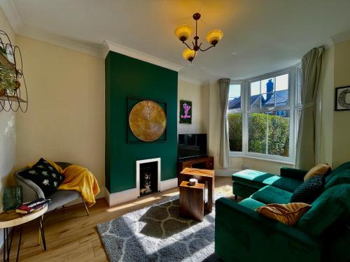 Chelmsford House | Emerald Lodge Central 3 Bed Parking WI-FI Garden close to centre
