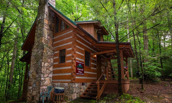 Cosby Cabin | Emerald Pines-quaint & private mountain cabin