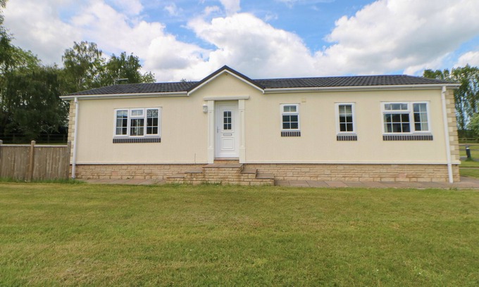 Hutton Rudby Cottage | EMMERDALE LODGE, family friendly, with hot tub in Hutton Rudby
