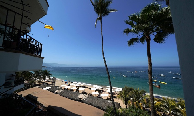 Amapas Hotel | Emperador Vallarta Beachfront Hotel and Suites