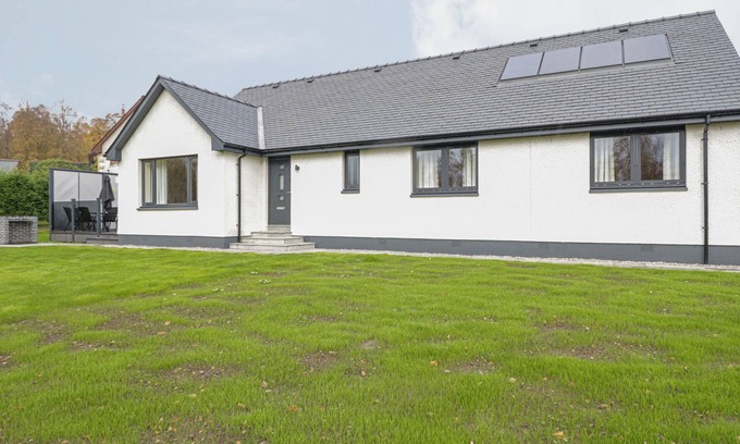 Spean Bridge House | EMSA HOUSE, family friendly, with hot tub in Spean Bridge