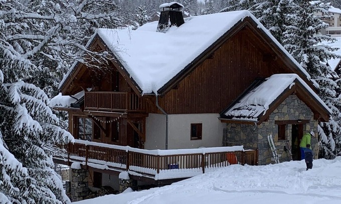 Oz Ski Chalet | En Piste Ski to/from the front door, 7 bed chalet, 5 mins to shops/restaurants