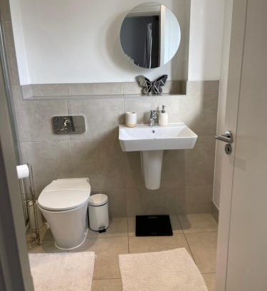 Horley House | En-suite bedroom in a family home near Gatwick airport and Horley station