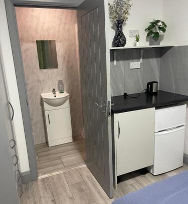 Cranford House | En-Suite Double Room in Hounslow