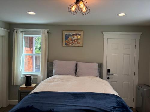 Point Roberts House | En-suite with separate entrance