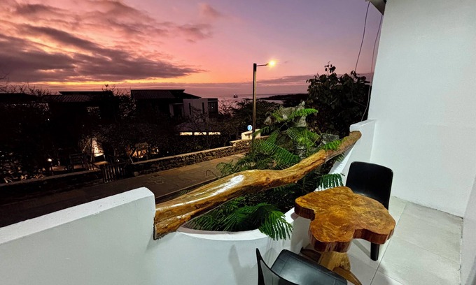 Puerto Baquerizo Moreno Apartment | Encantadora Suite a pocos pasos de playa Mann, con TV, AC, Baño, Wifi,Nevera