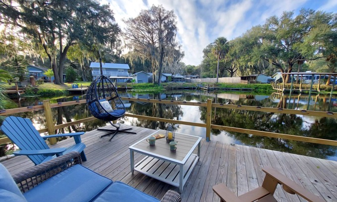 Crystal River House | Enchanted Hideaway on Lake Rousseau
