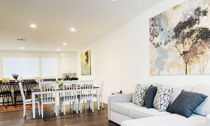 La Habra House | Enchanted Oasis: Spacious 4BR 18mins to Disneyland Pet Friendly Gametable 4Queen