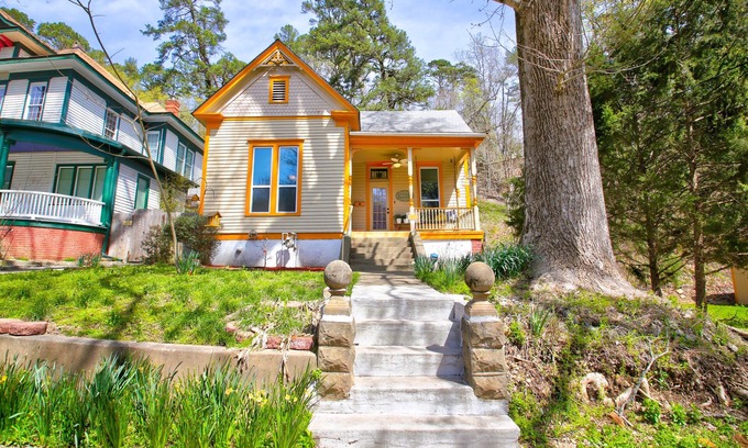 Hot Springs Cottage | Enchanting 1901 Victorian + Walk to Bathouse Row!