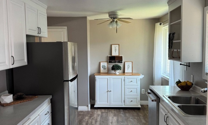 Shoreline House | Enchanting 3-bedroom split level house in Shoreline. Walking distance to transit