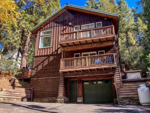 Sugar Pine House | Enchanting Creekside Cabin Retreat near Yosemite National Park in California