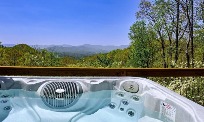 Franklin House | Enchanting dog-friendly alpine escape with hot tub, fireplace, deck, W/D & views