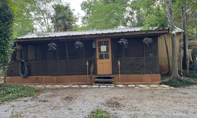 Atchafalaya Cottage | Enchanting family-friendly cottage with AC in Breaux Bridge