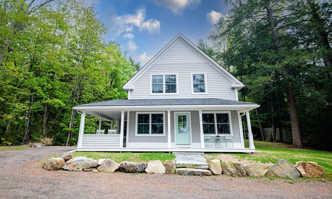 Manchester House | Enchanting Lake House with Peaceful Views