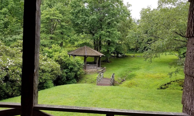 Boone Cabin | ENCHANTING LOG CABIN