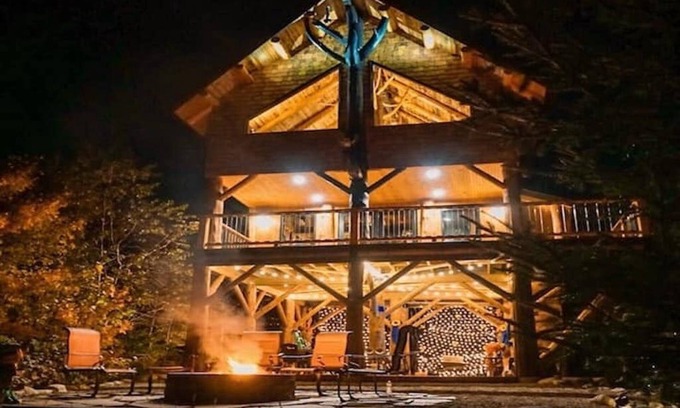 Maidstone Cabin | Enchanting New Treehouse! Experience a unique getaway above the forest canopy.