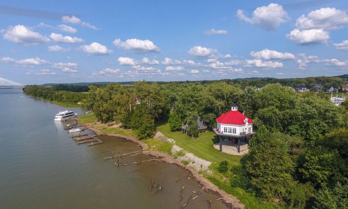 Prospect Apartment | Enchanting Riverfront Nest! Beautiful 3-Bedroom Lighthouse with Panoramic Views!