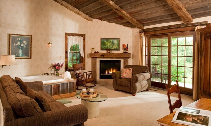 Sturgeon Bay Cabin | "Enchanting Romantic Getaway: A Perfect Escape for Couples"
