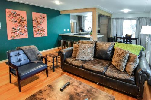 Southeast House | Enchanting Upper Unit with City Charm