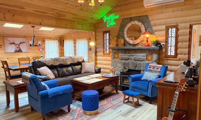Smallwood Cabin | EnchantingCabin-HugeDeck, Firepit, nearby Lakes, Hiking Trls & BethelWoods Fun