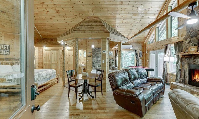Helen Cabin | Enchantment – Romantic Cabin for Two with Indoor Spa, Jacuzzi & Fire Pit
