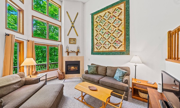North Creek House | End-unit townhome near skiing and golf with deck, gas fireplace, & washer/dryer