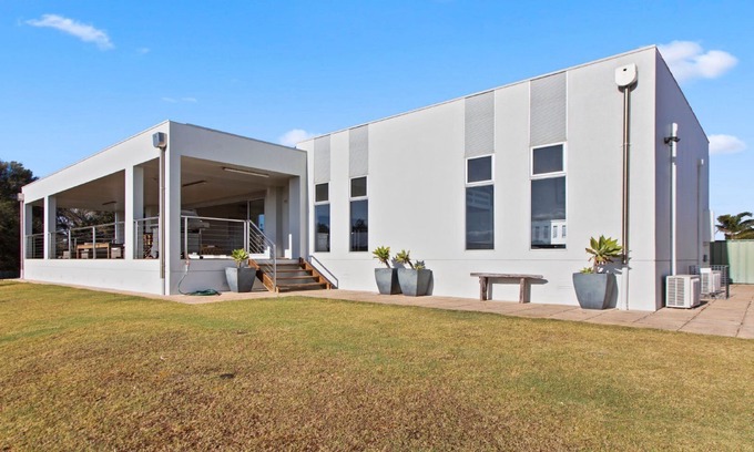 Lake Wangary House | Endeavour View is a fantastic 4 bedroom holiday home