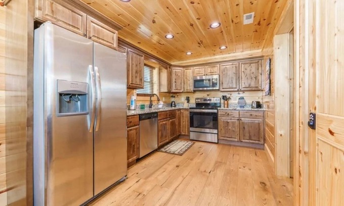 Rocky Grove Cabin | Ending soon! SAVE 15% on a September say when booking 4 nights or more!