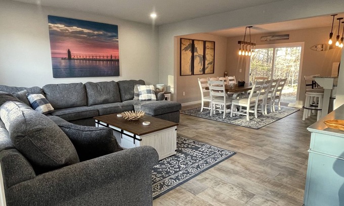 South Haven House | Endless Adventures! Huge Firepit, Pool Table, Sleeps 12, Close to Everything!