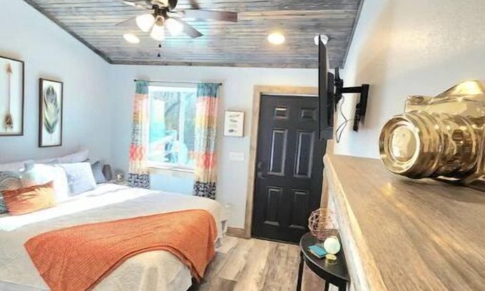 Durant Apartment | Engine Room on the Tracks hot tub