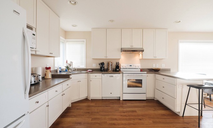 Williamsburg House | Engle Farmhouse 5BDR Vineyard Views