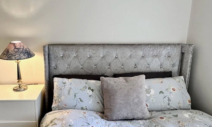 Runnymede House | English Garden KingSize Bed Near Station