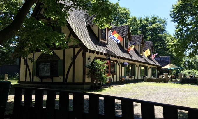 Gloucester House | English Tudor Manor-Walk To Beach