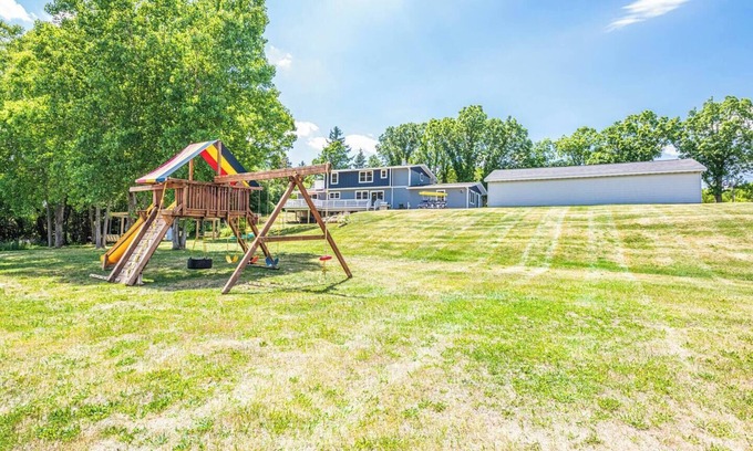 Bassett House | #EnglishPrairieBnB - 4 Bedrooms - 2.5 Baths