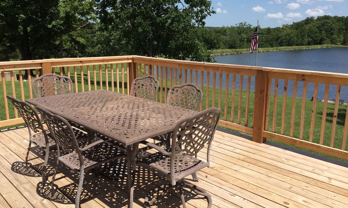 Perryville House | Enjoy A 17 Acre Lake At The Cash Lodge