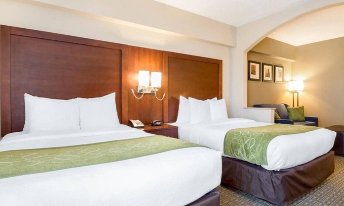 Avenel House | Enjoy a cozy bed and spacious room near the Newark Airport