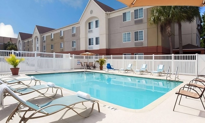 Clearwater House | Enjoy a Hassle-Free Stay! 2 Comfortable Units, Outdoor Pool, Free Parking