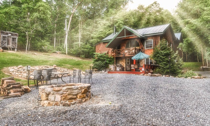 Shenandoah Cabin | Enjoy a nature retreat in this secluded 4 bedroom lodge in Shenandoah,Virginia.