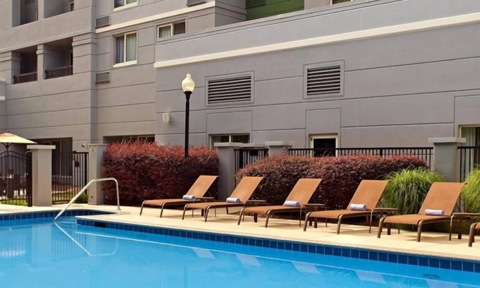 Home Park Hotel | Enjoy A Visit to Georgia Aquarium! Seasonal Outdoor Pool, Pet-friendly Property!
