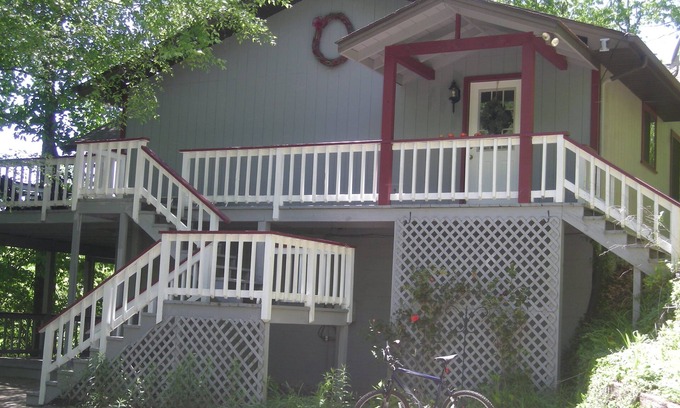 Franklin House | Enjoy Amazing Smoky Mountain View in Large, Comfortable Home in Treetops!