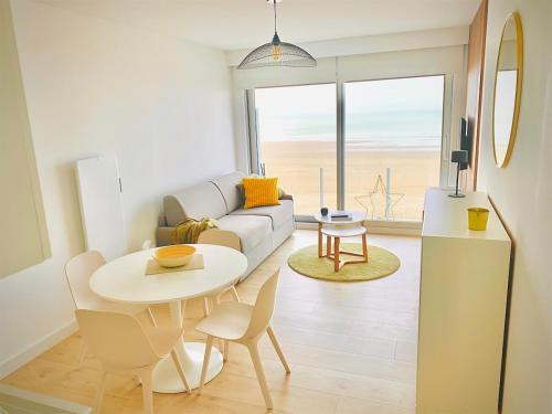 Middelkerke Apartment | Enjoy and relax with a view of the sea