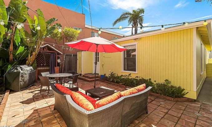 Silver Strand Cottage | Enjoy Beachlife in Quaint Beach House 4 min walk to beach