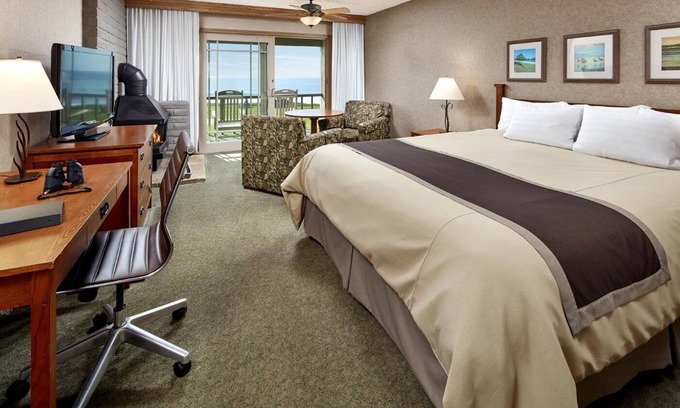 San Simeon Hotel | Enjoy Breathtaking Sunsets from Outdoor Firepit | Relaxing Room w/Pool Access