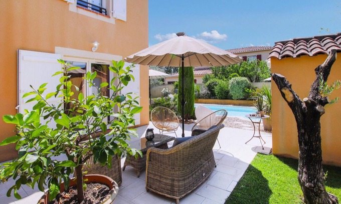 Morieres-les-Avignon House | Enjoy comfort, good facilities and space in this beautiful vacation home with swimming pool.