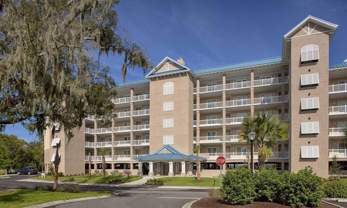 Palmetto Dunes Villa | Enjoy complimentary 18 hole round golf everyday, Outdoor pool, and lazy river.