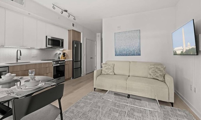NoMa Hotel | Enjoy DC Views on your Private Balcony | Gym + Free Outdoor wifi