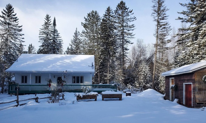 Mauricie Cottage | Enjoy our secluded 125' shoreline on the Rivière-du-Loup surrouded by trees