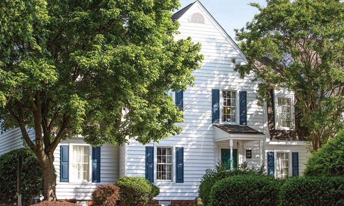 Williamsburg Resort | Enjoy our Colonial Style Resort in Williamsburg with Free parking, pool access, mini golf and tennis