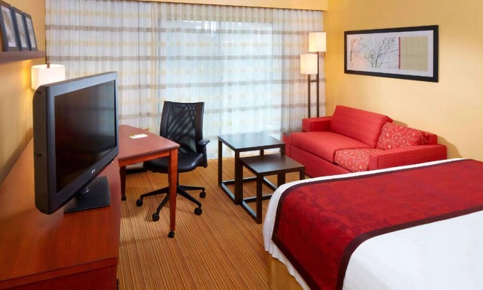 Bettendorf House | Enjoy Our Lavish & Elegant King Room Free WiFi